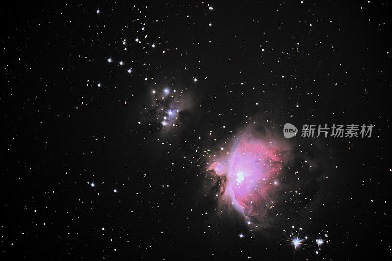 猎户座星云，也被称为梅西耶42,M42，或NGC 1976，是一个弥漫星云，位于猎户座带南部。